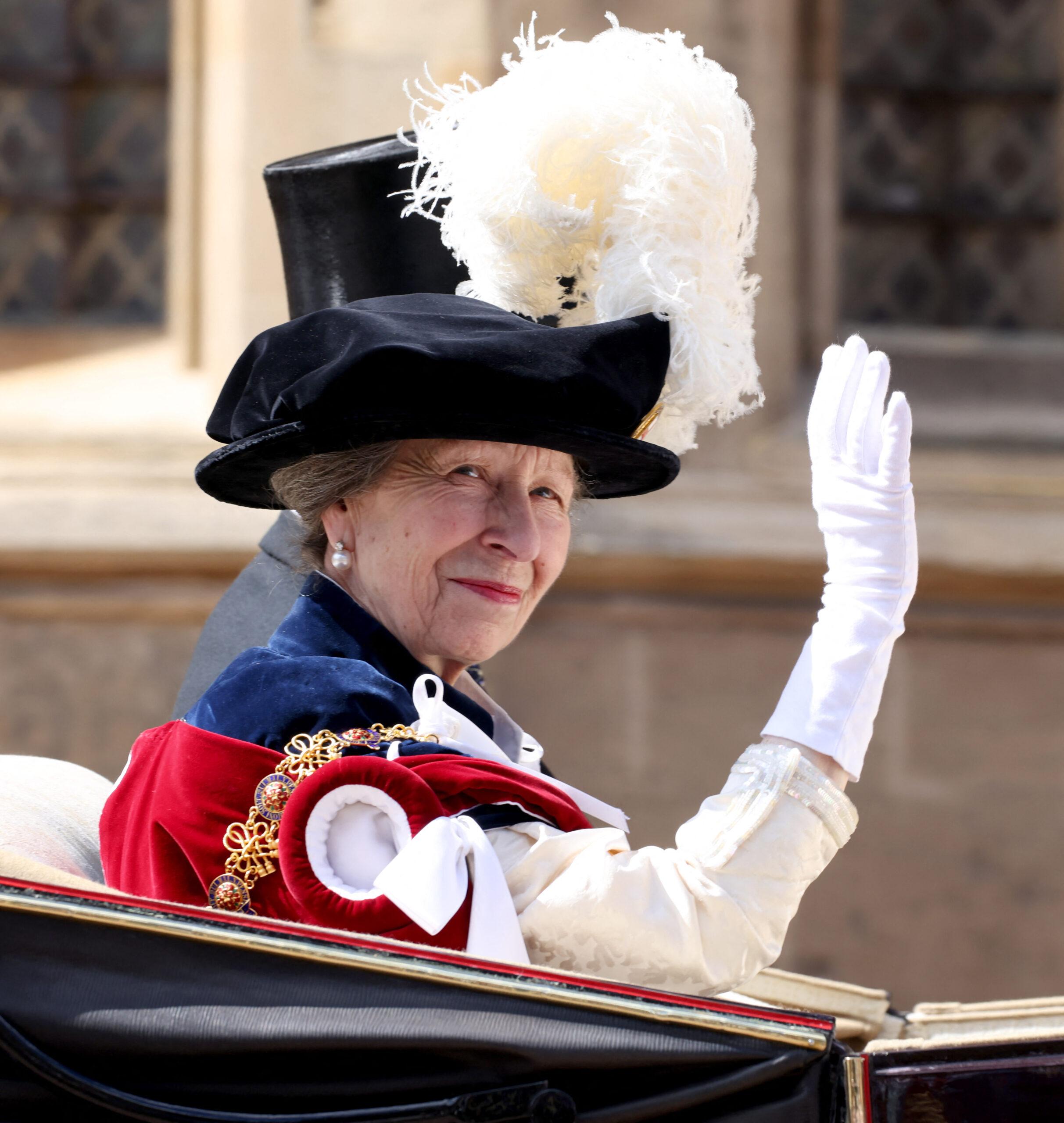 Princesa Anne acena durante o serviço da Ordem da Jarreteira no Castelo de Windsor