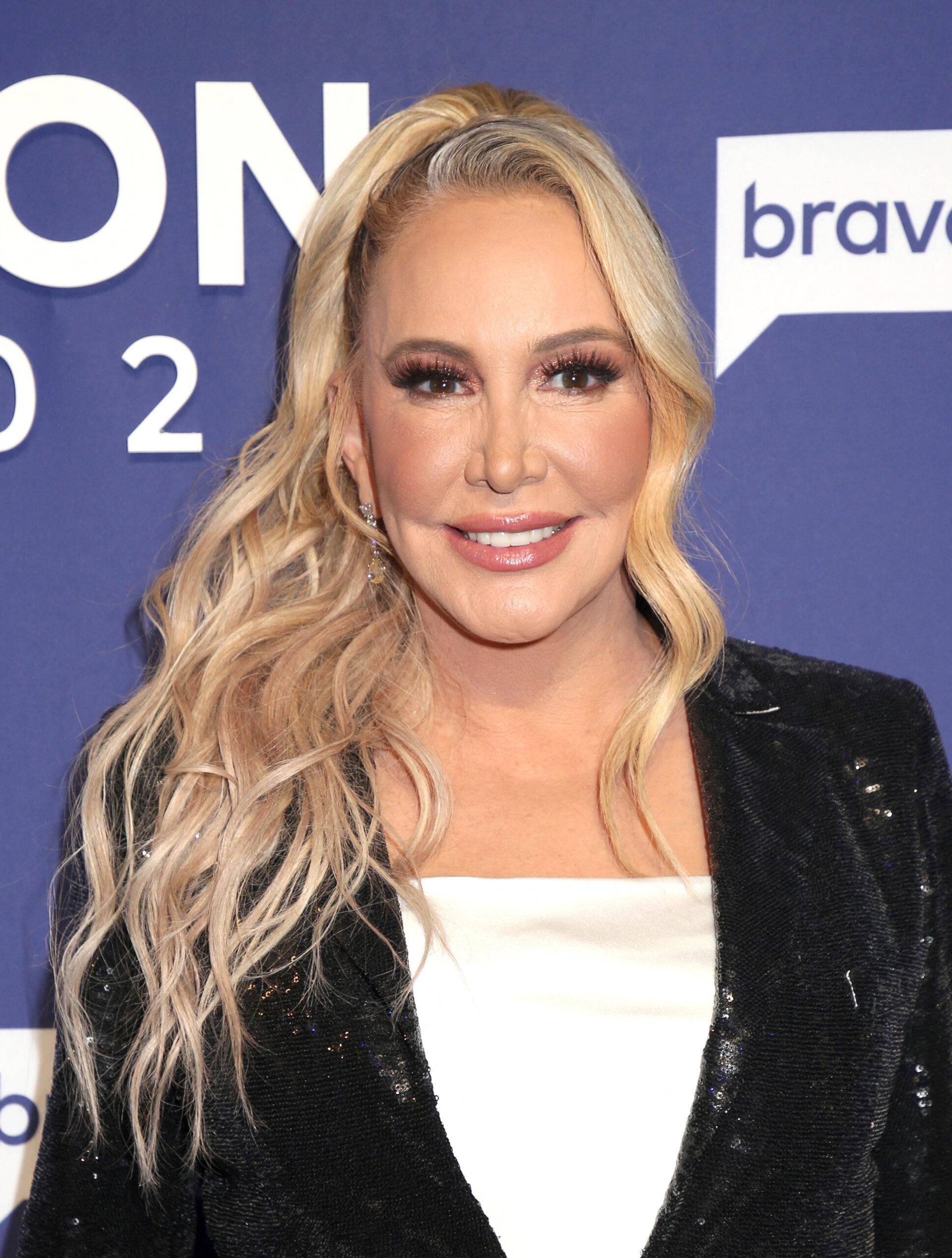 Shannon Beador comparece ao Andy's Legends Ball Red Carpet na BravoCon