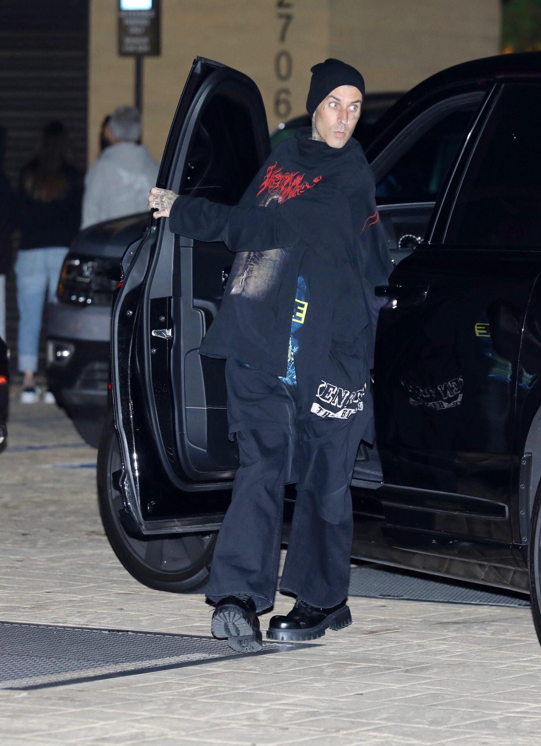 Kourtney Kardashian e Travis Barker são vistos chegando ao Nobu Malibu