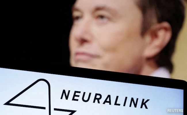 Implante de chip cerebral Neuralink de Elon Musk é 'mais ou menos estável' no primeiro paciente