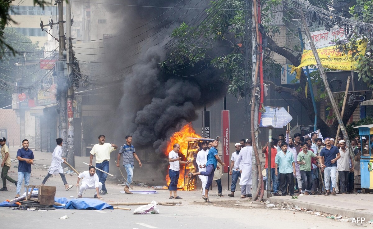 Manifestantes incendeiam prisão em Bangladesh e libertam