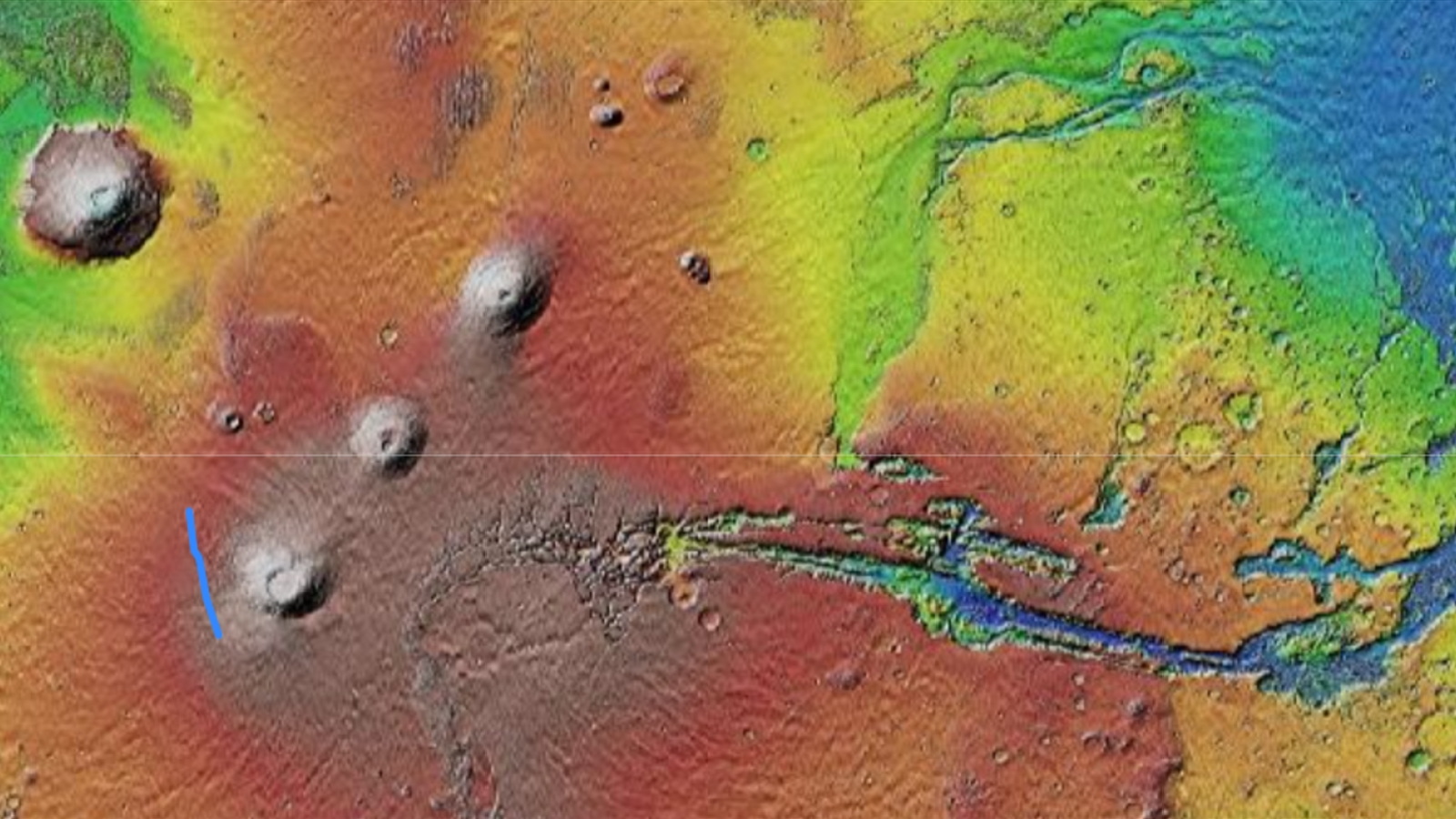 Uma foto de satélite de Marte mostrando a localização da cicatriz em comparação com Tharsis, Olympus Mons e Valles Marineris