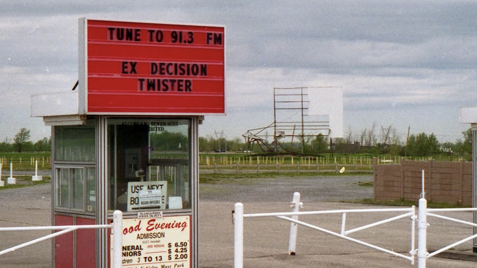 Aquela vez que um tornado destruiu um drive-in que estava jogando Twister... Ou não?