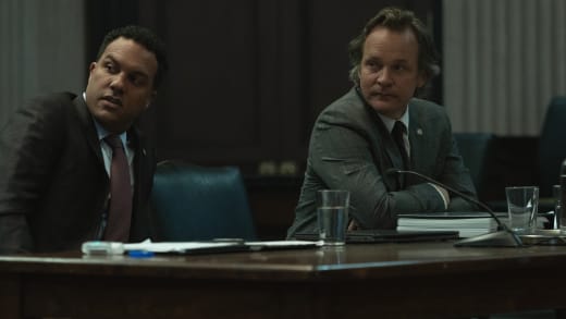 OT Fagbenle e Peter Sarsgaard no quinto episódio de