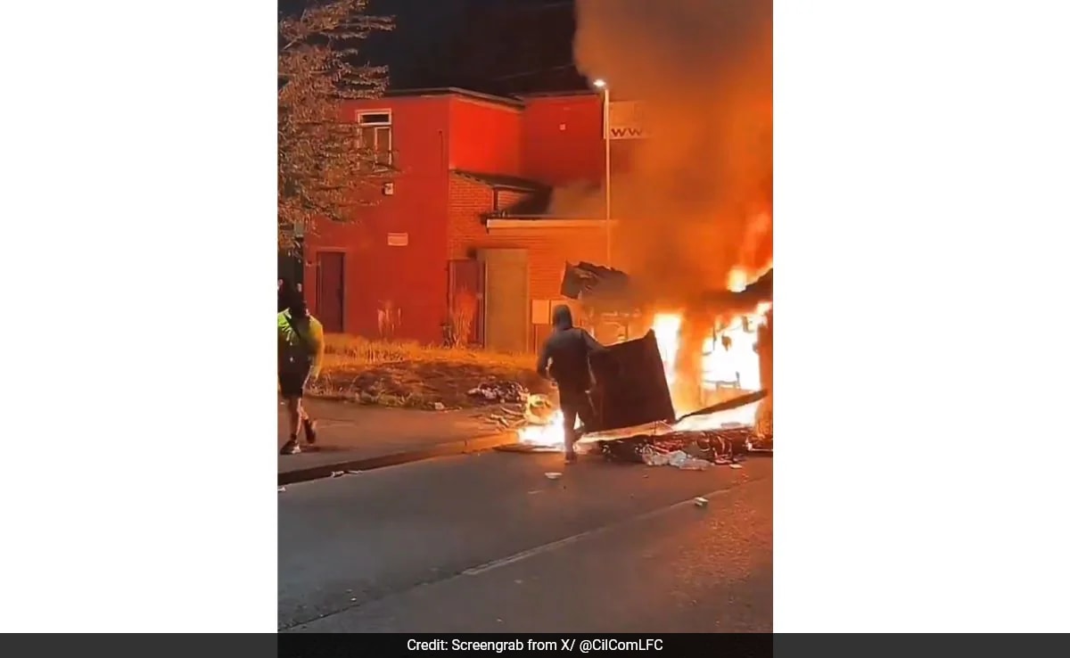 Revoltas irrompem em Londres, ônibus incendiado, carro de polícia capotado