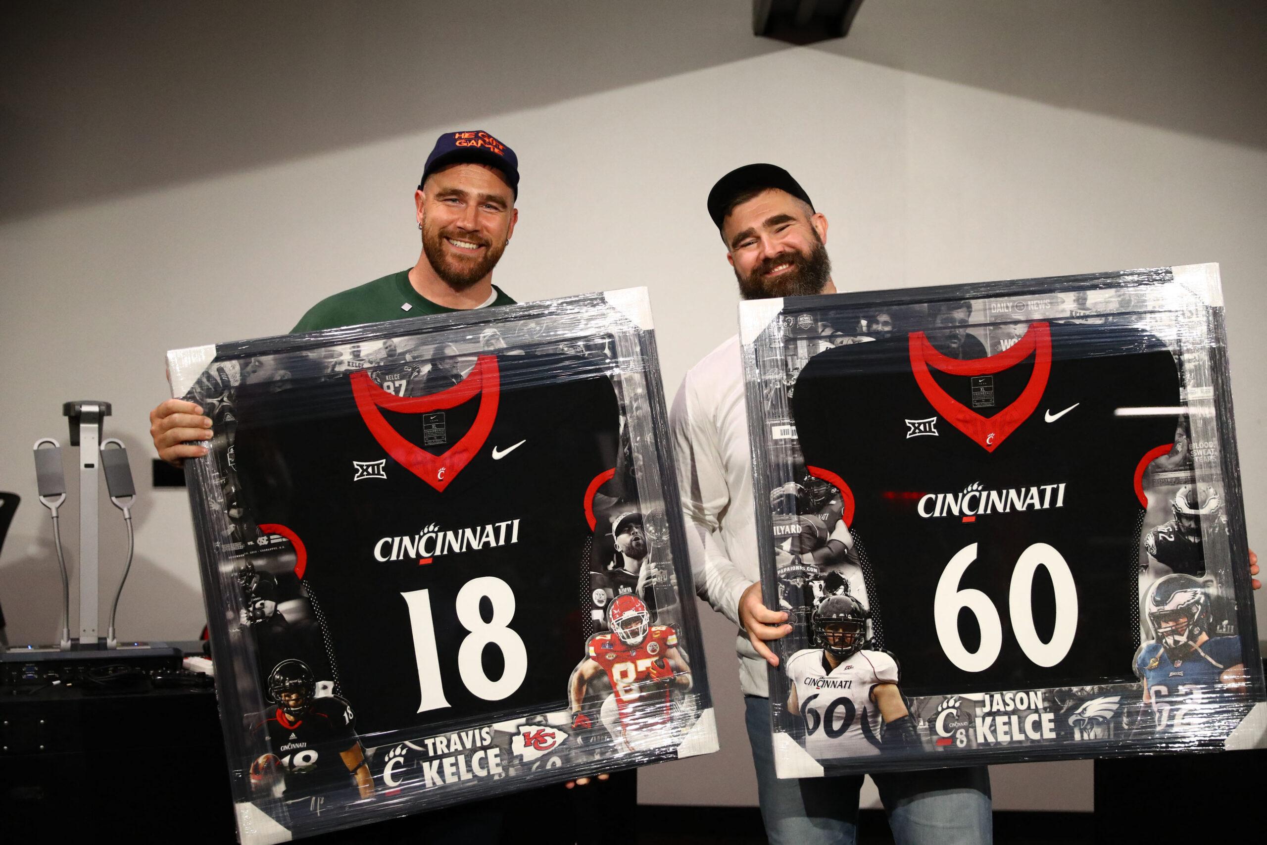 Travis e Jason Kelce surpreendem com cerimônia de formatura após show do New Heights Live na Universidade de Cincinnati