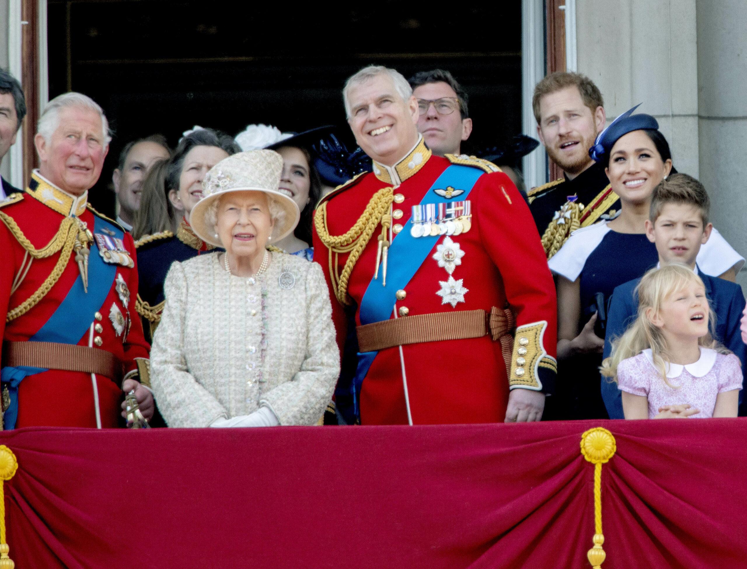 08-06-2019 Inglaterra A cerimônia do Trooping the Colour, marcando o aniversário oficial da monarca, em Londres. Rainha Elizabeth II Camilla, Duquesa da Cornualha, Vice-Almirante Timothy Laurence, Príncipe Charles, Príncipe de Gales Príncipe Andrew Princesa da Grã-Bretanha Beatrice de York Princesa da Grã-Bretanha Anne, Princesa Real, Rainha Elizabeth II Princesa Eugenie de York Lady Louise Windsor, Príncipe Andrew, Duque de York Príncipe Harry, Duque de Sussex, Meghan, Duquesa de Sussex