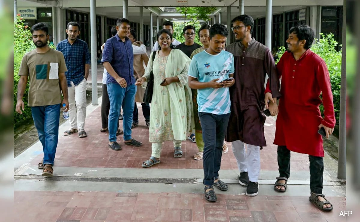 Estudantes de Bangladesh em alerta para permanecer nas ruas para resistir ao caos