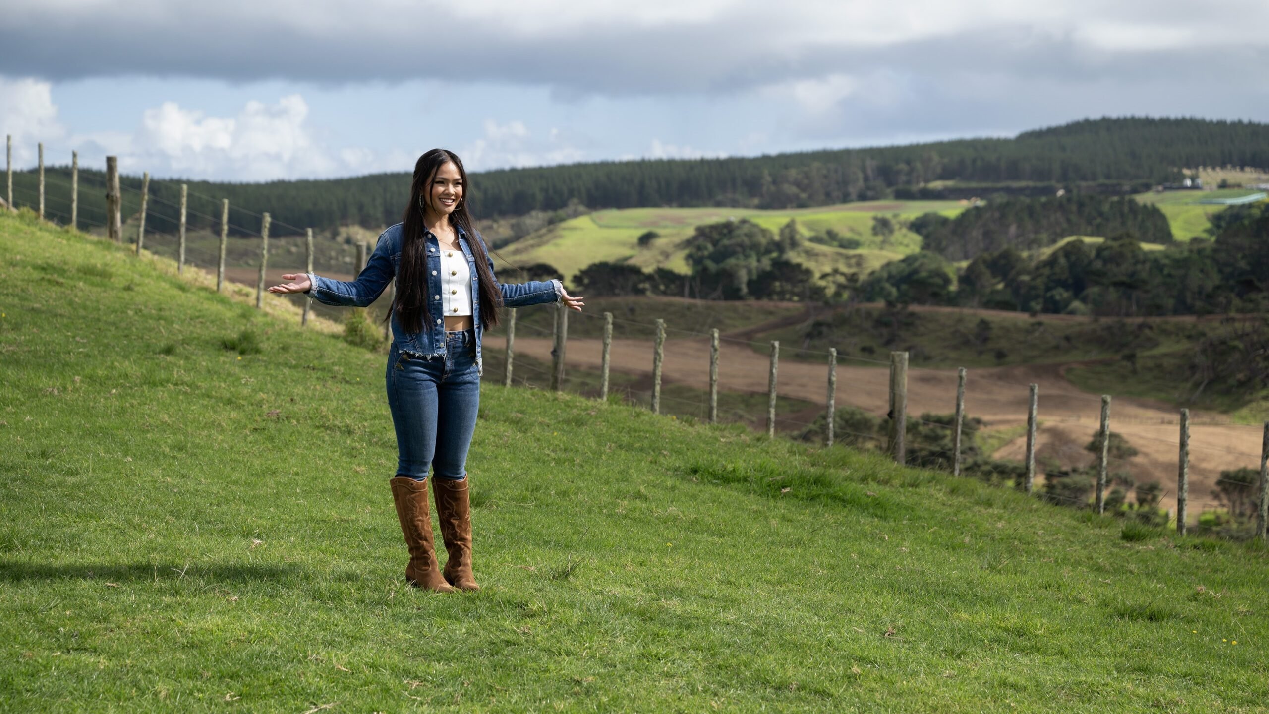 Jenn dá as boas-vindas aos seus pretendentes no episódio 5 da 21ª temporada de The Bachelorette.