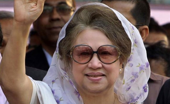 Ex-primeira-ministra de Bangladesh, Khaleda Zia, é libertada um dia após a deposição da rival Sheikh Hasina