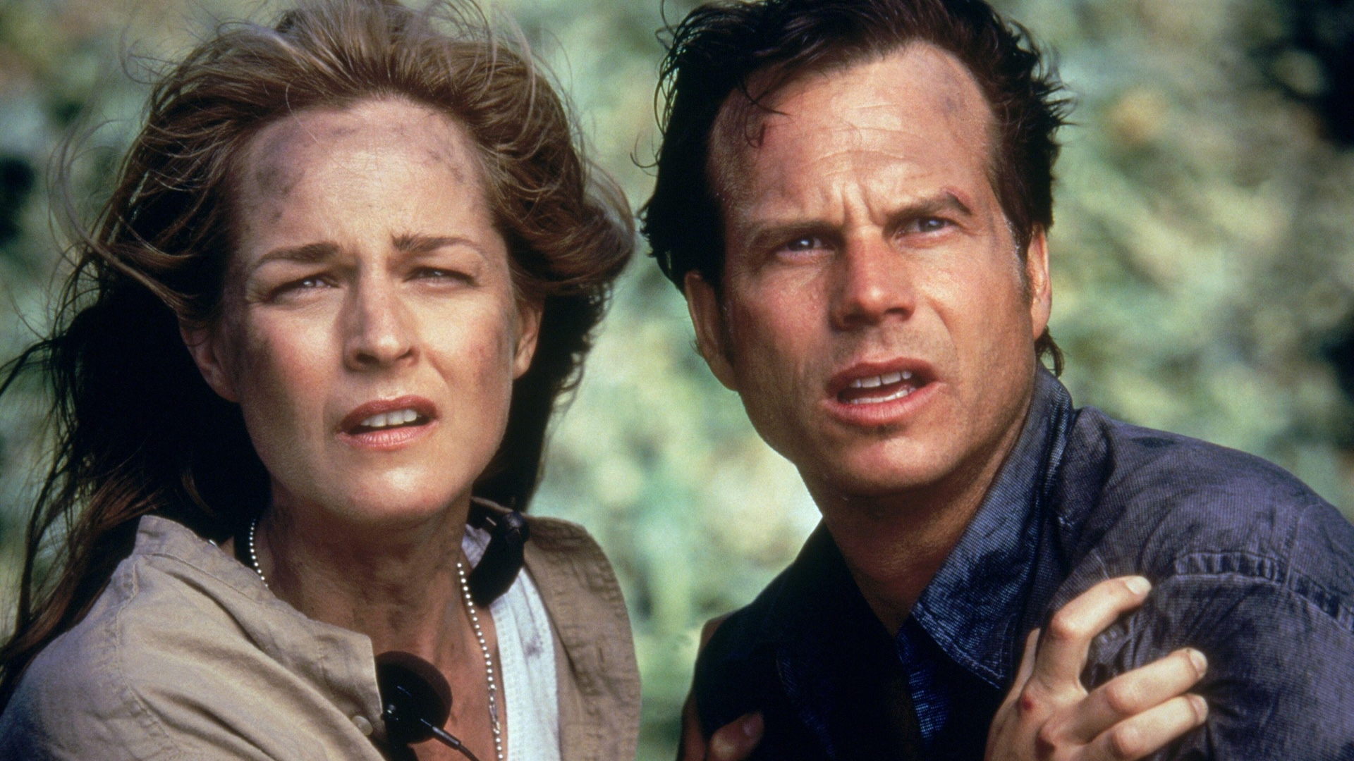 Uma foto de Helen Hunt segurando Bill Paxton enquanto ambos estão cobertos de sujeira