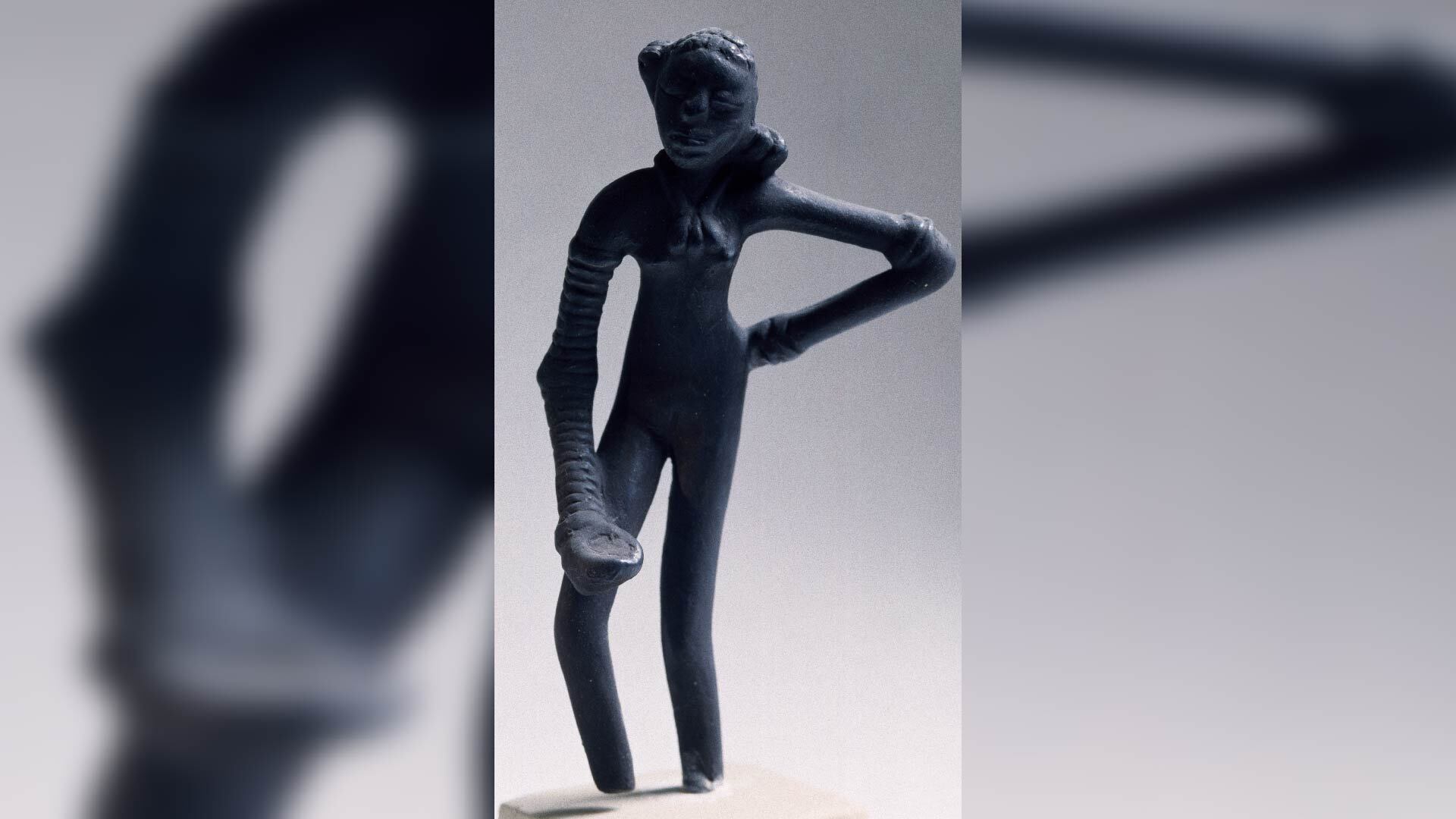 Dancing Girl: Uma estátua do tamanho de uma pinta da Civilização do Vale do Indo com uma presença maior que a vida