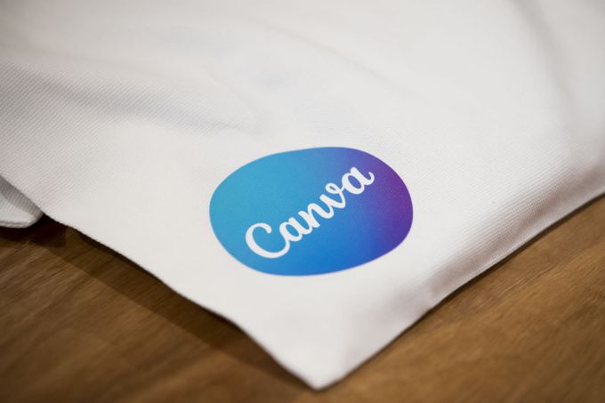 Logotipo do Canva em uma bolsa sobre uma mesa.