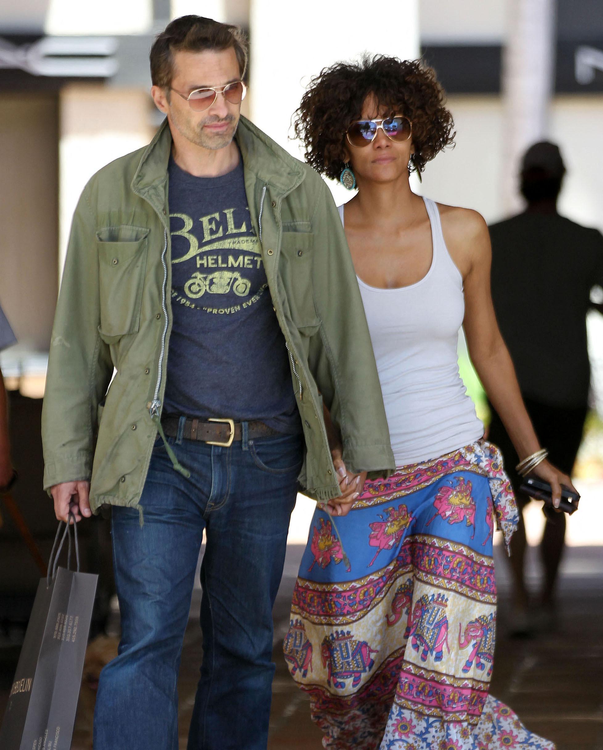 HALLE BERRY E OLIVIER MARTINEZ FAZENDO COMPRAS DE MÃOS DADAS EM MALIBU