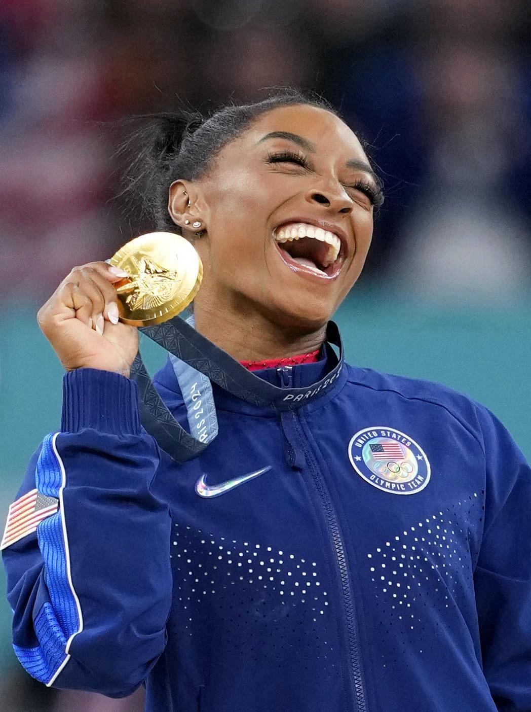 Simone Biles, dos Estados Unidos, posa após ganhar o ouro na final do salto individual de ginástica artística feminina nas Olimpíadas de Paris em 3 de agosto de 2024