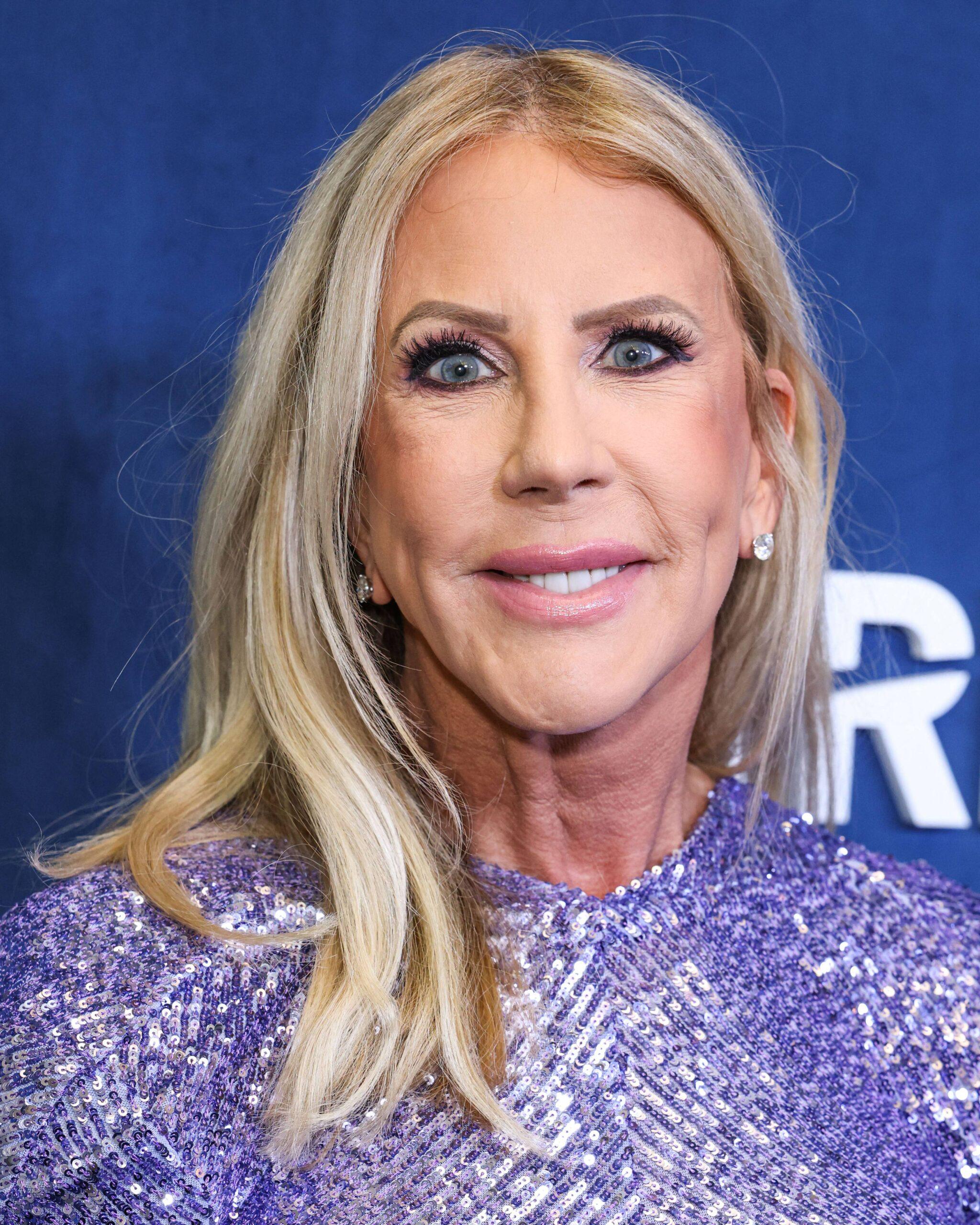 Vicki Gunvalson na DIRECTV Streaming With The Stars Oscar Viewing Party 2024, apresentada por Rob Lowe