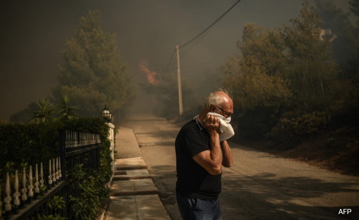 Milhares fogem de suas casas após incêndios florestais atingirem a capital grega