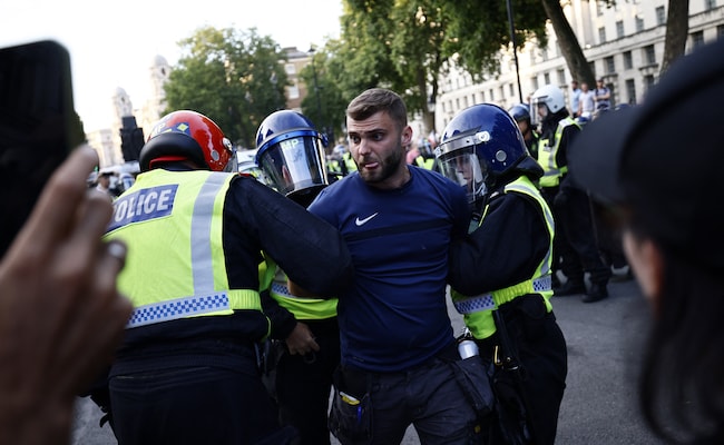 Primeiro-ministro do Reino Unido se reunirá com policiais sobre ataque a facadas enquanto manifestantes gritam