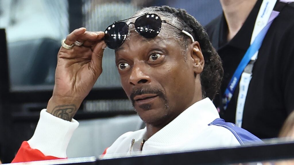 Snoop Dogg (D) comparece à qualificação de ginástica artística feminina no segundo dia dos Jogos Olímpicos de Paris 2024 na Bercy Arena em 28 de julho de 2024 em Paris, França.