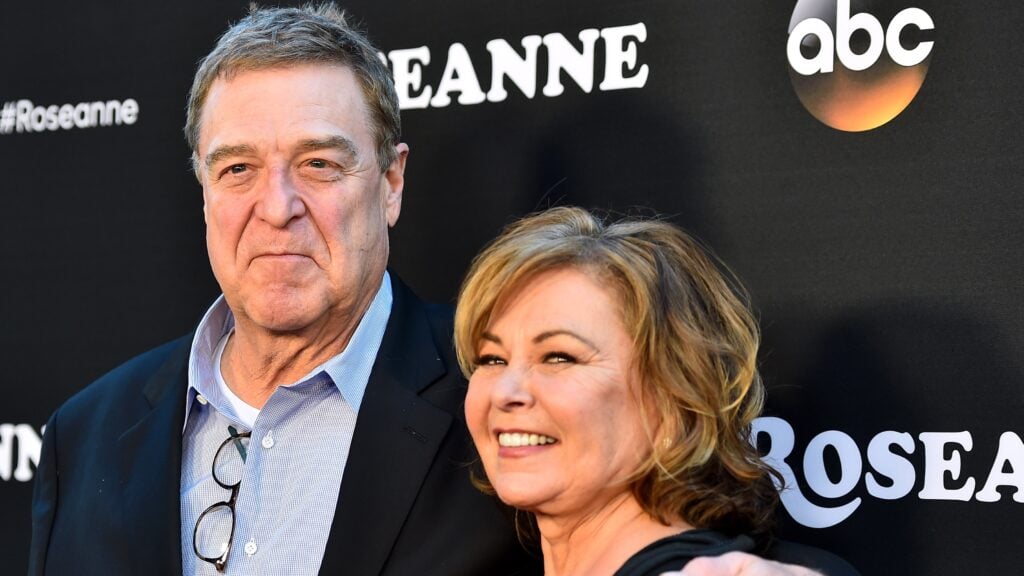 John Goodman e Roseanne Barr comparecem à estreia da série da ABC