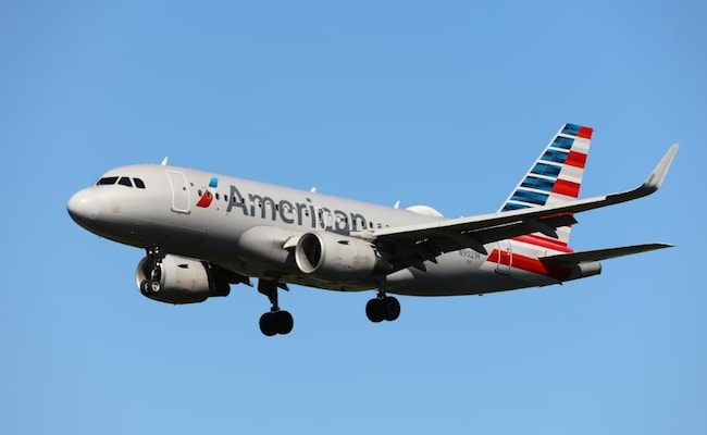 Mulher dos EUA processa a American Airlines após colega de viagem agredi-la sexualmente