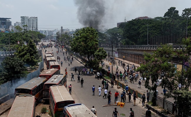 Estudantes de Bangladesh intensificam protestos para pressionar a renúncia da primeira-ministra Sheikh Hasina