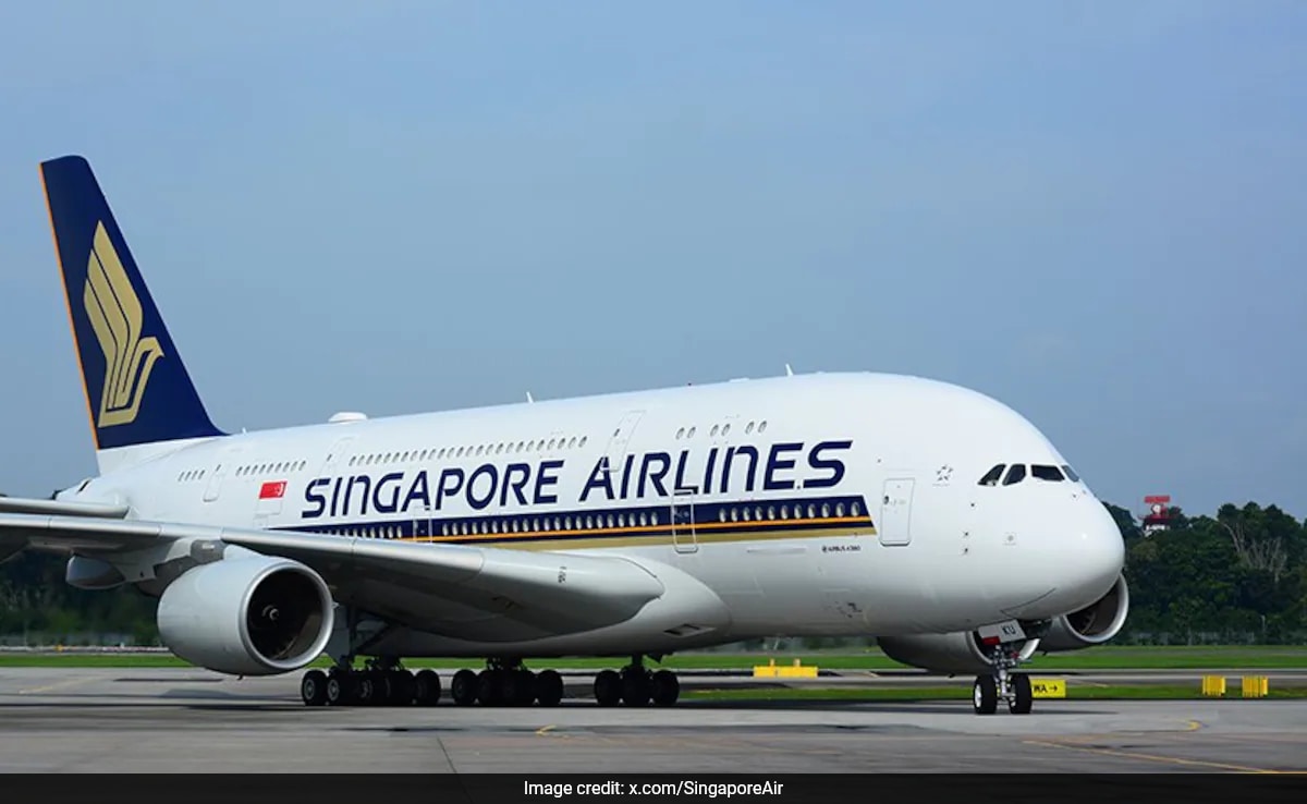 Fumaça vista em avião da Singapore Airlines durante pouso no Japão, pista fechada