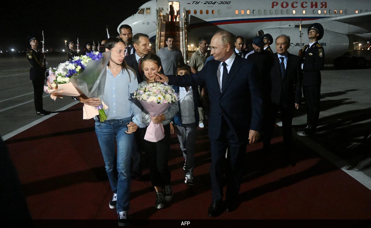 Putin se encontra com prisioneiros russos libertados no aeroporto de Moscou