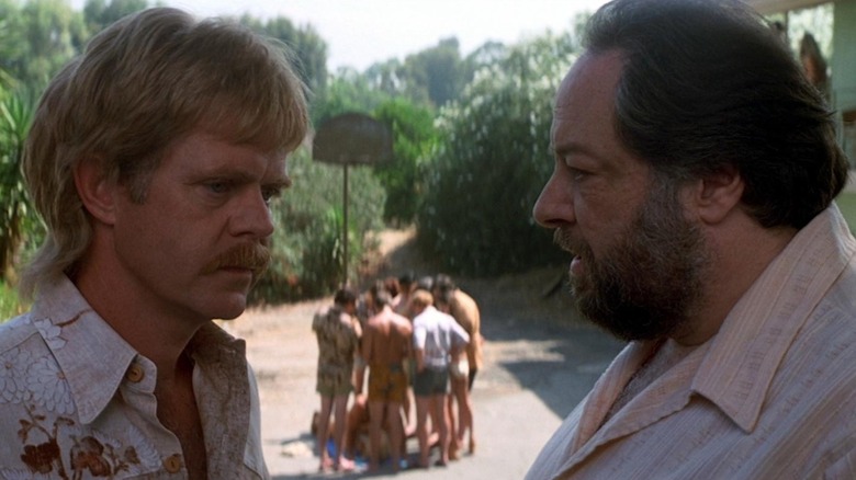 Willam H. Macy fala com Ricky Jay em Boogie Nights