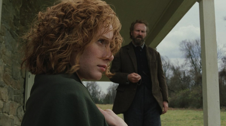 Bryce Dallas Howard e William Hurt em A Vila