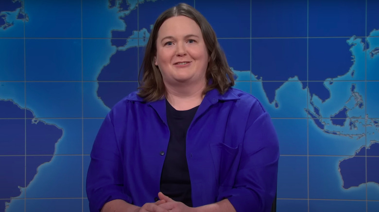 Molly Kearney na mesa de atualização de fim de semana no Saturday Night Live