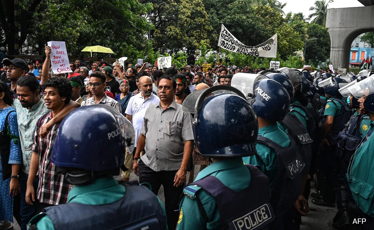 Polícia de Bangladesh retorna às ruas de Dhaka após greve de uma semana