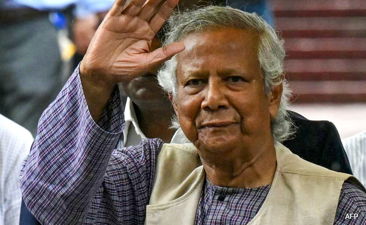 Muhammad Yunus homenageia heróis, primeiro ato como líder interino de Bangladesh