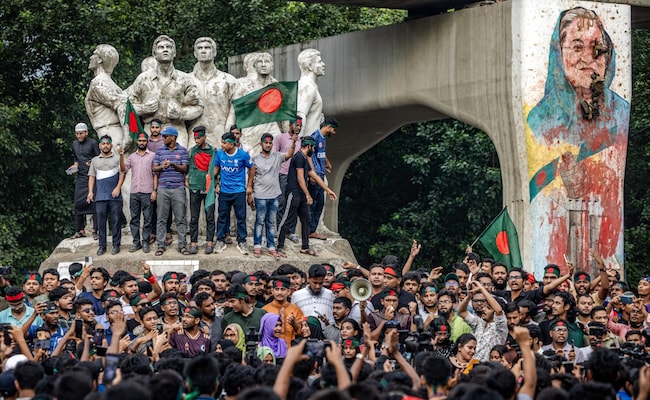 Instituições educacionais reabrem após um mês em Bangladesh