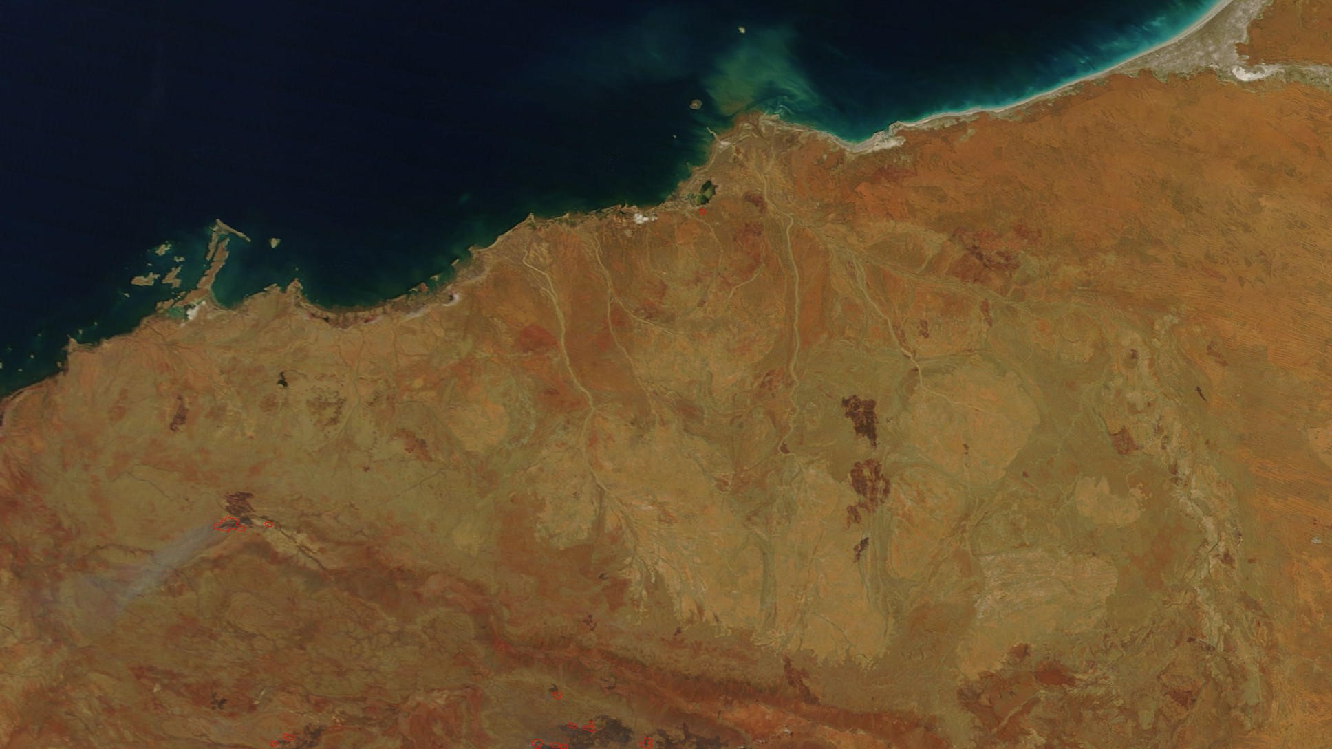 Imagem de satélite do Cráton de Pilbara, na Austrália Ocidental, mostra um litoral amarelo e vermelho visto de cima, próximo a um oceano azul profundo