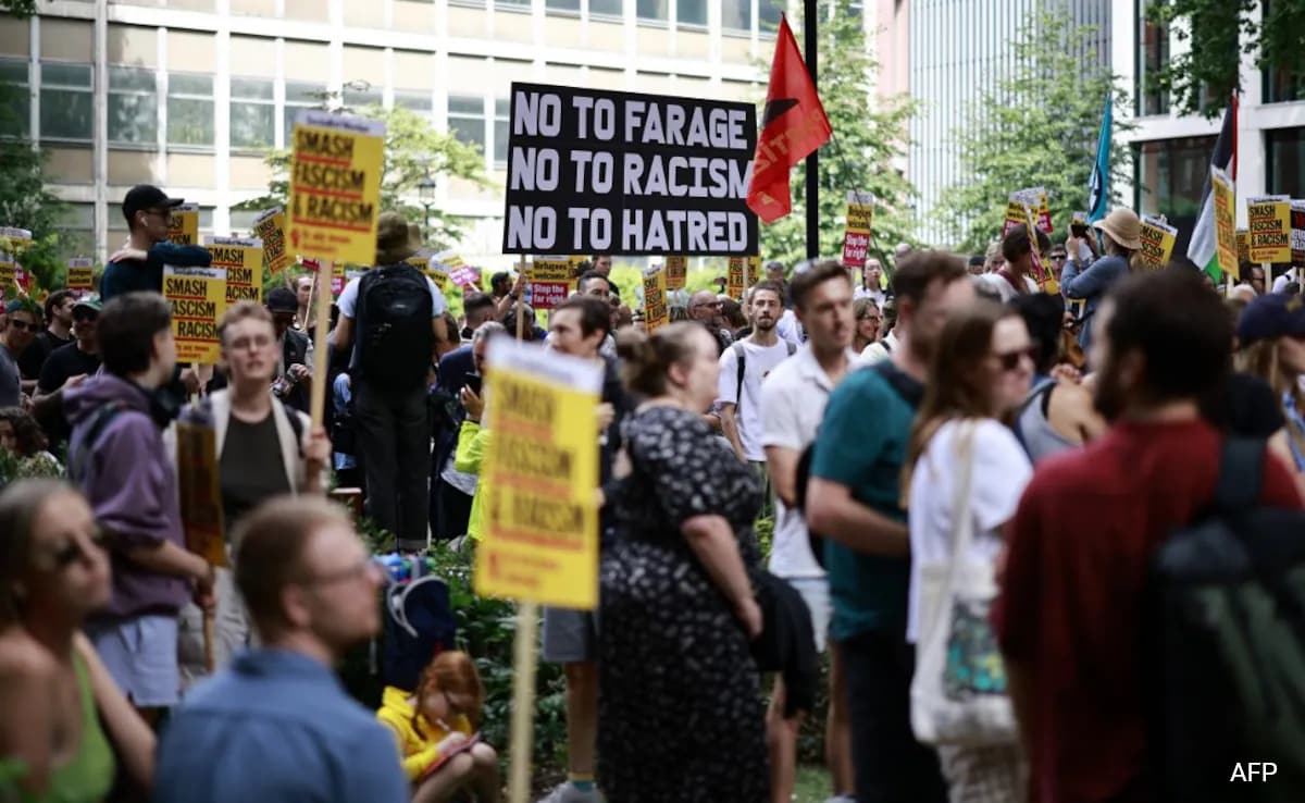 Manifestantes antirracistas continuam a se manifestar no Reino Unido após tumultos de extrema direita