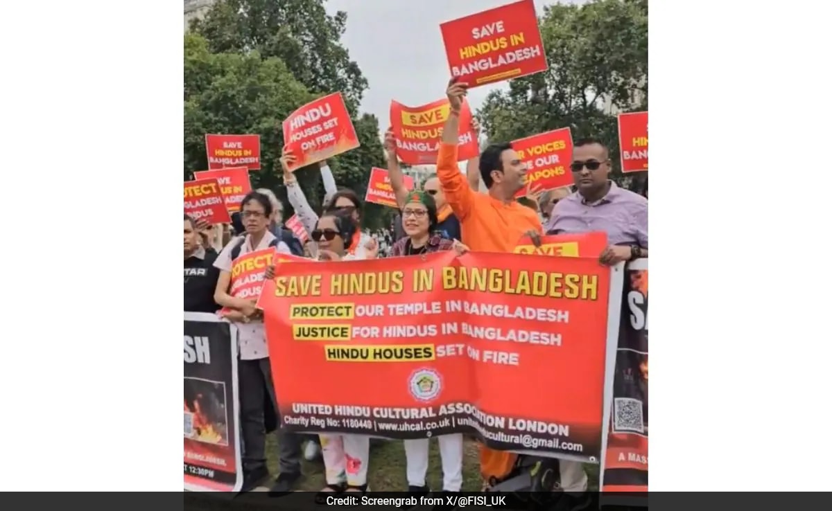 Manifestantes do lado de fora do Parlamento do Reino Unido condenam a violência contra hindus de Bangladesh