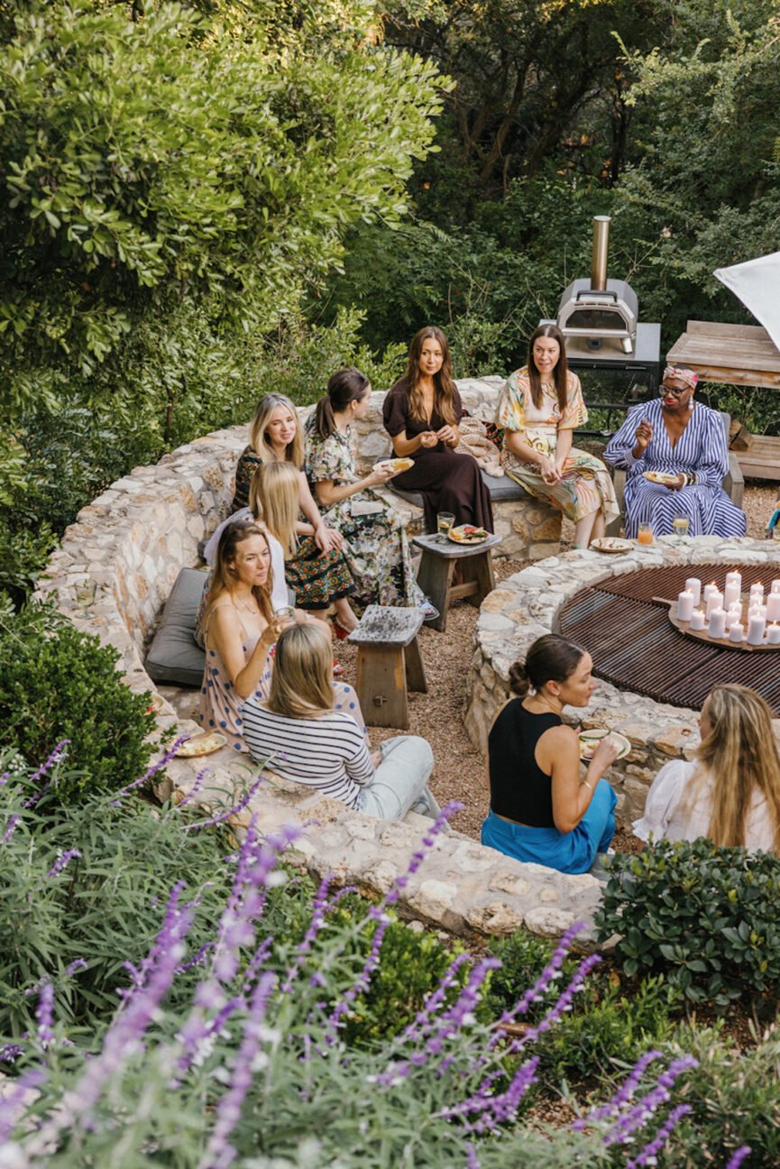 Mulheres se reuniram em um jantar em agosto.