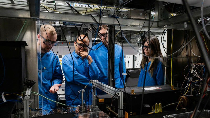 Uma equipe de pesquisadores trabalhando em um computador quântico