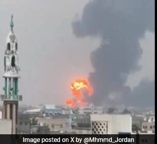 Na câmera, tanque de petróleo explode no Iêmen após ataques aéreos israelenses