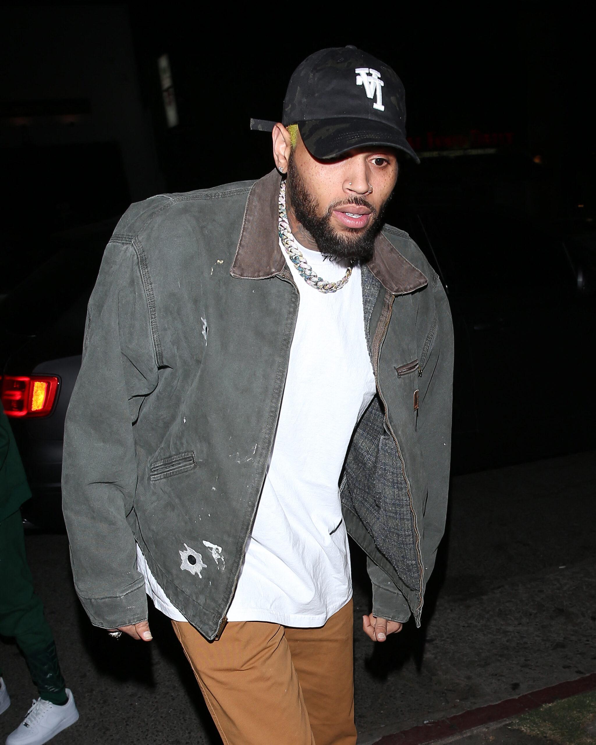 Chris Brown foi visto no bar 'The Nice Guy' em West Hollywood, CA