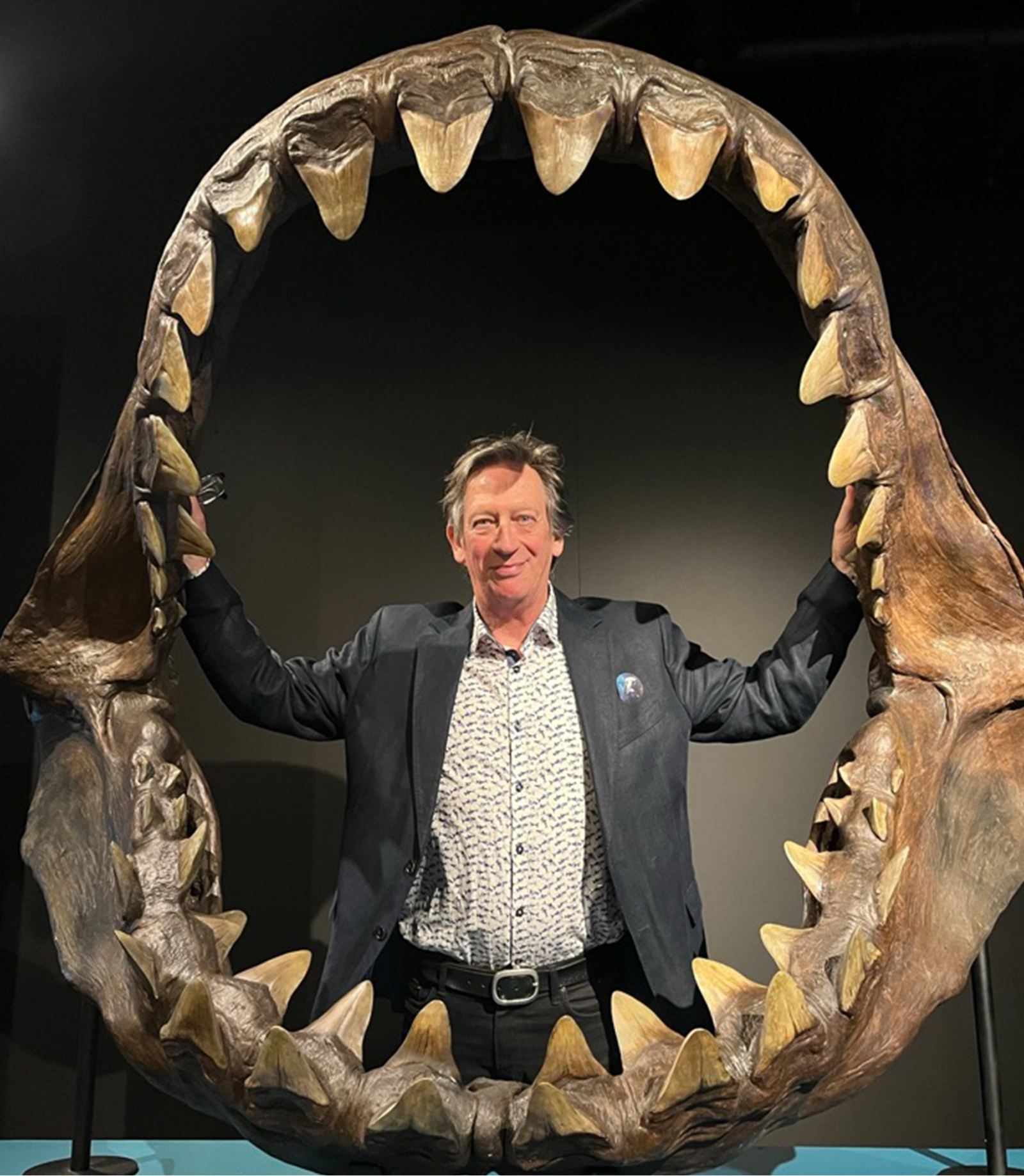 John Long está dentro das velhas mandíbulas de um Megalodon.