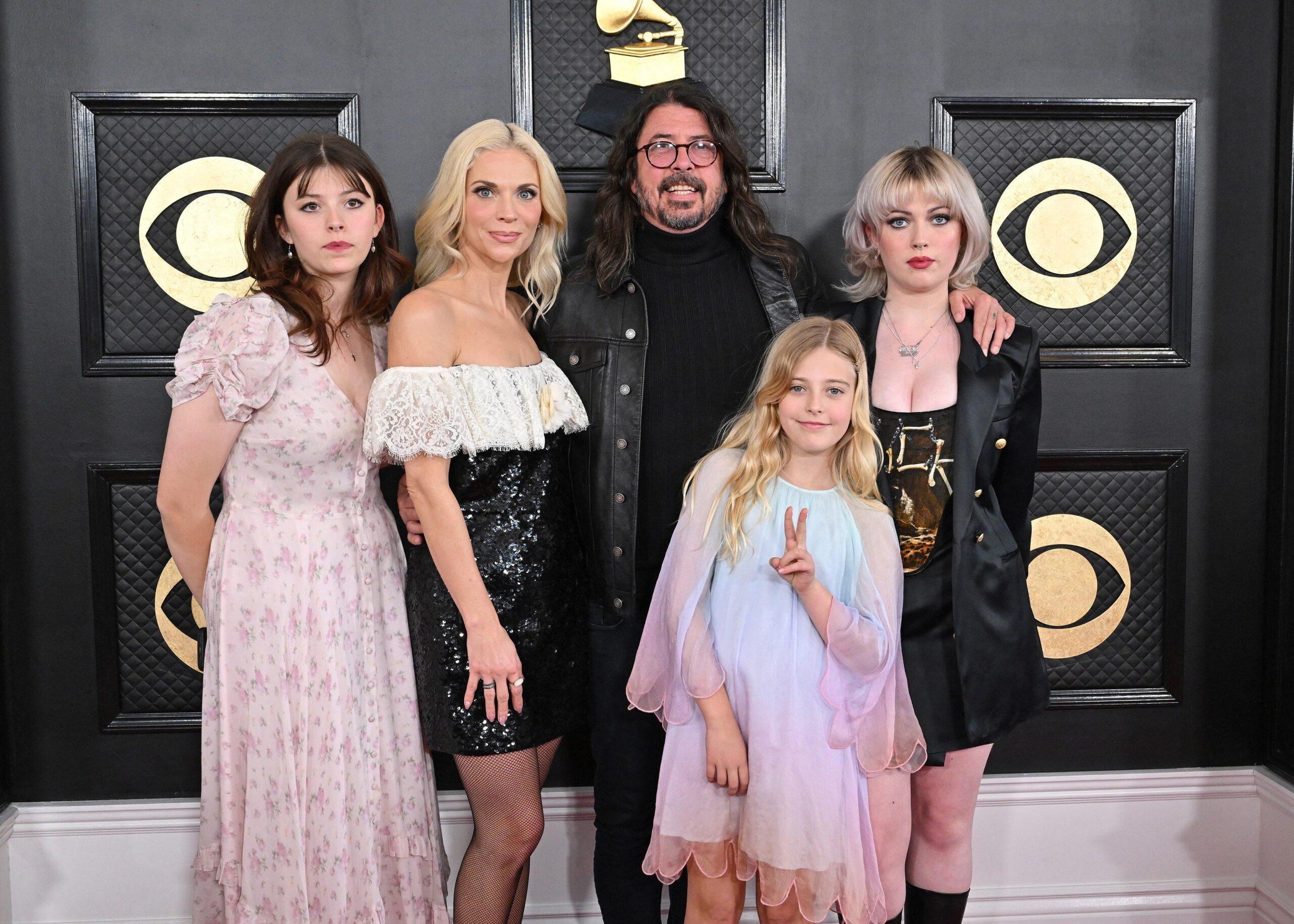 Dave Grohl, Jordyn Blum e seus filhos no 65º GRAMMY Awards