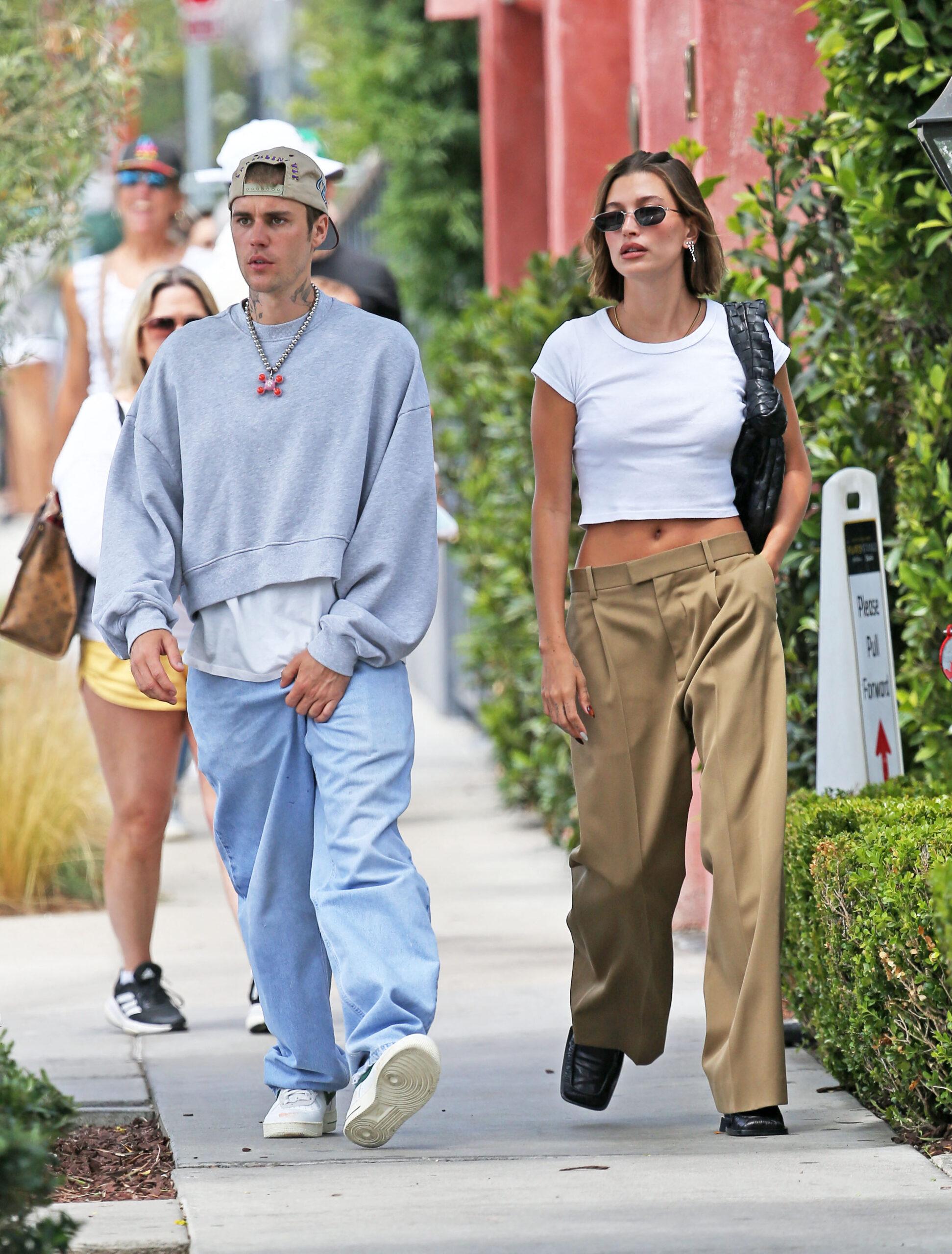 Justin e Hailey Bieber são vistos passeando em Weho