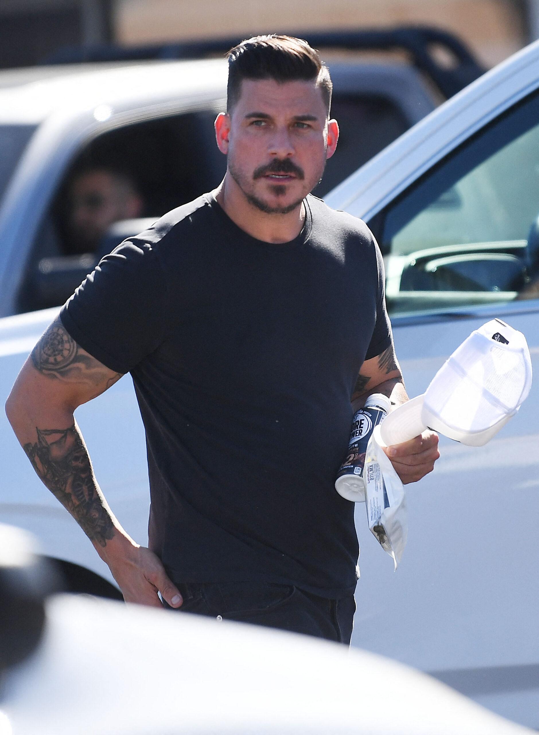 Jax Taylor corta o cabelo depois de receber alta de uma instituição de saúde mental e depois que sua ex-esposa Brittany Cartwright disse que não quer mais nada com ele