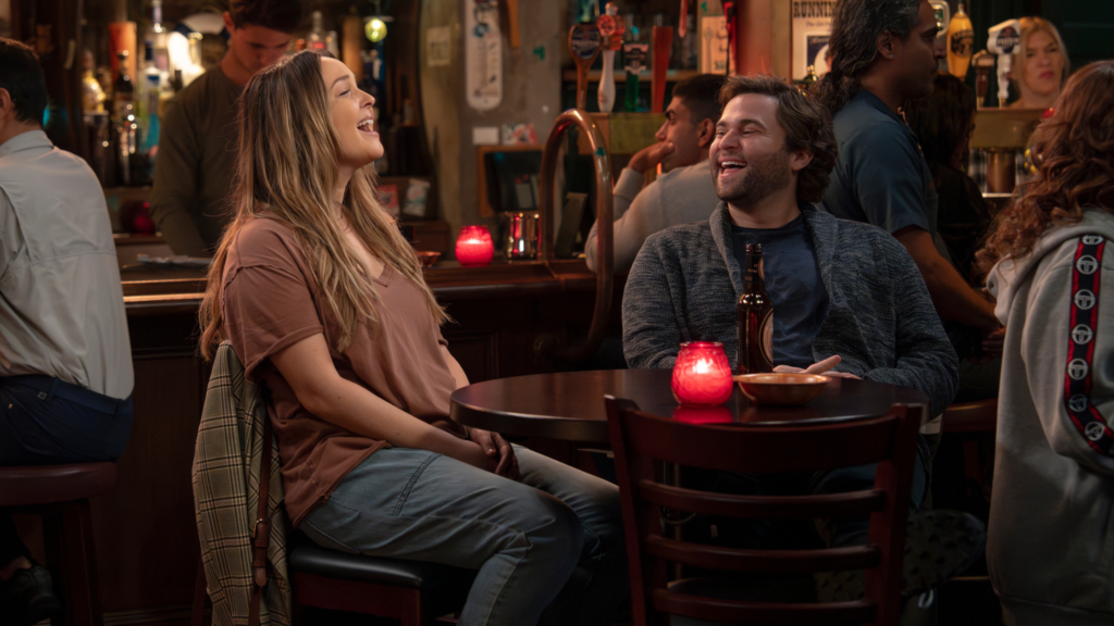 Foto principal de Grey's Anatomy S21E01. Jo e Schmitt riem no bar de Joe.