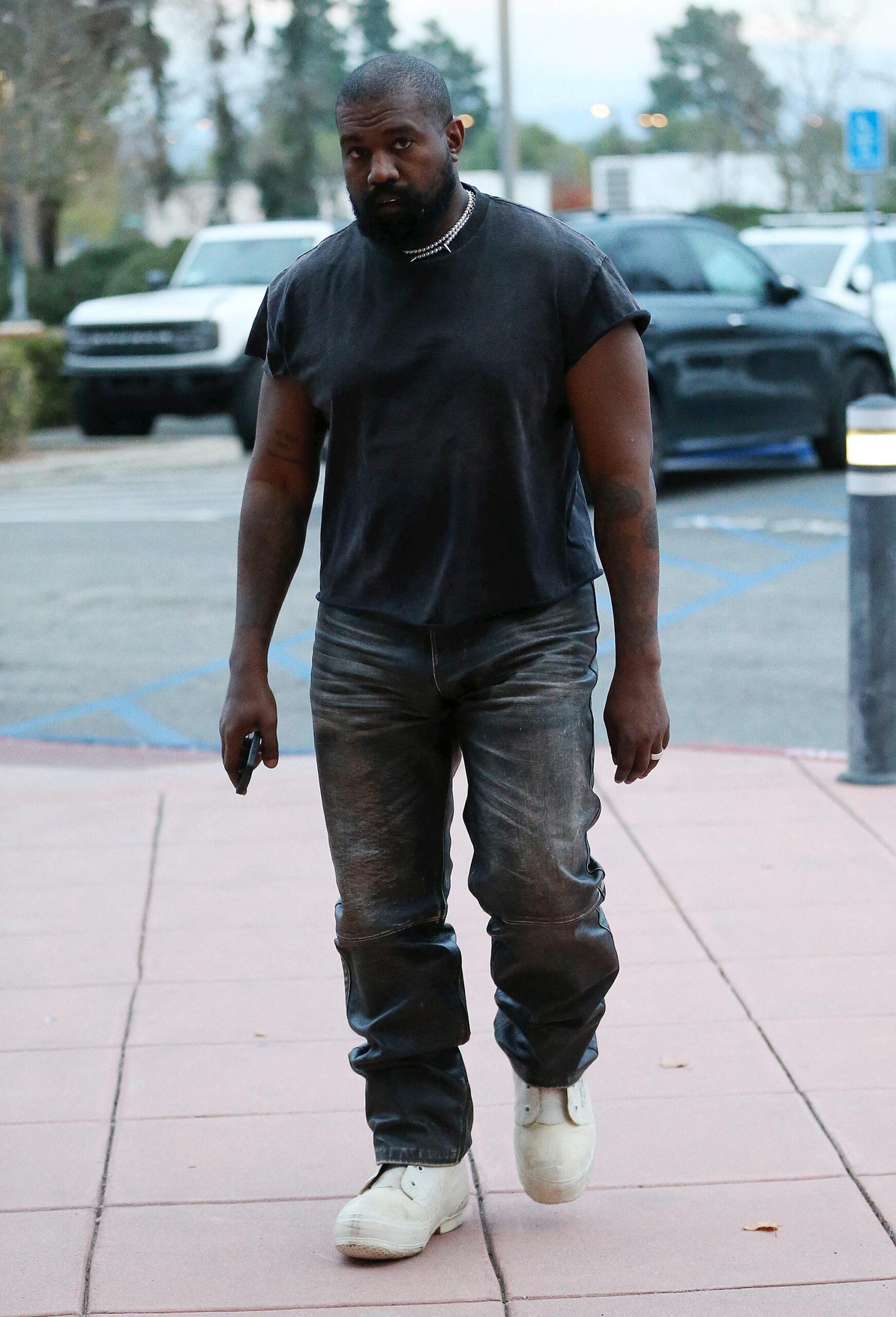 Kanye West caminhando