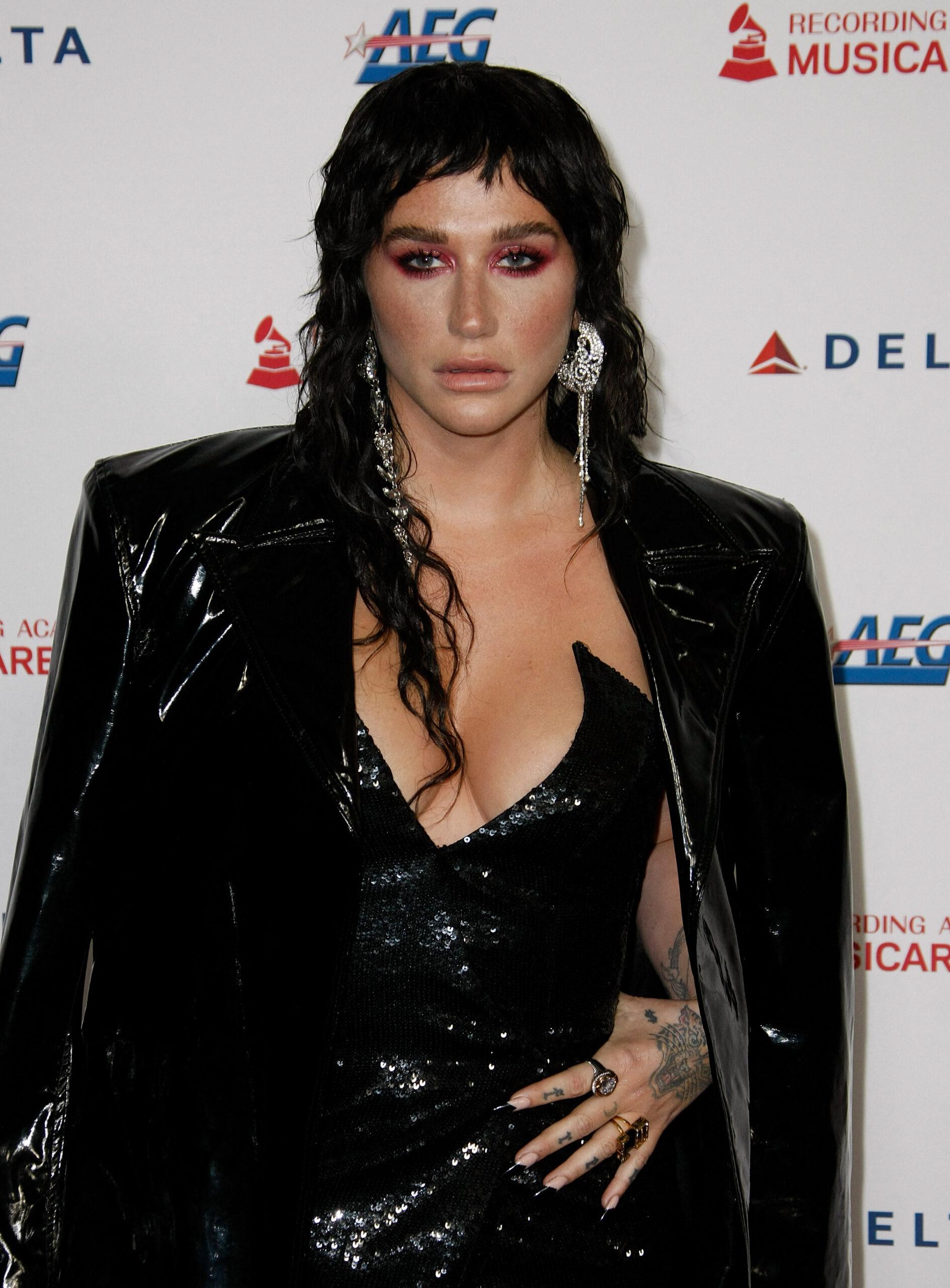 Kesha comparece à Gala da Personalidade do Ano da MusiCares