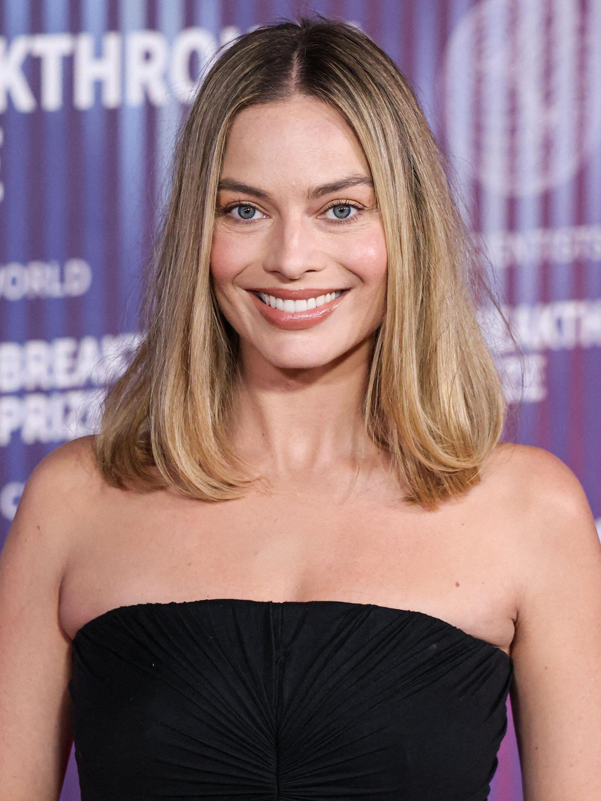 Margot Robbie sorrindo para um evento