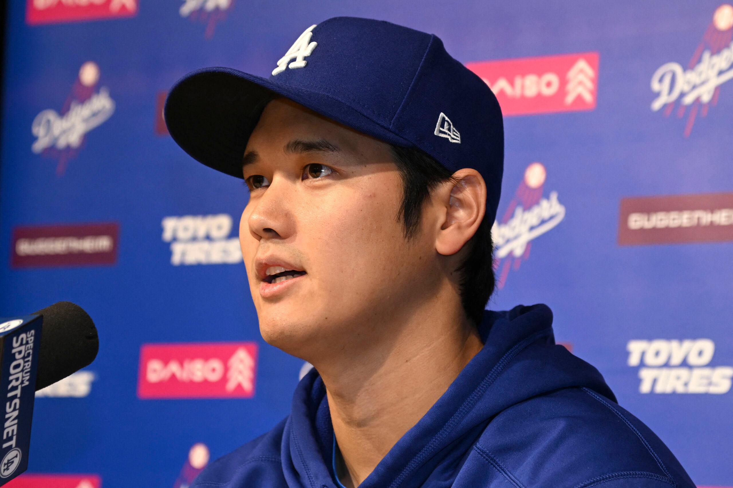 Shohei Ohtani fala em uma coletiva de imprensa